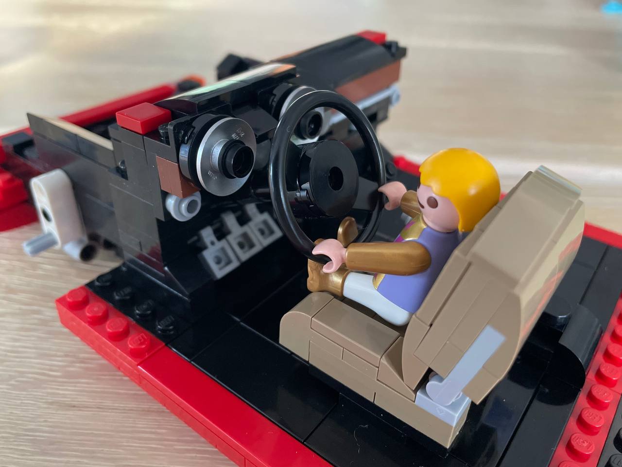 Auf Basis eines Standard-Chassis bauen wir den Innenraum mit bereits ersten charakteristischen Eigenschaften des Bertone: die großen Rundinstrumente, das ebenfalls große Speichenlenkrad und 3 Pedale sind auch dabei!