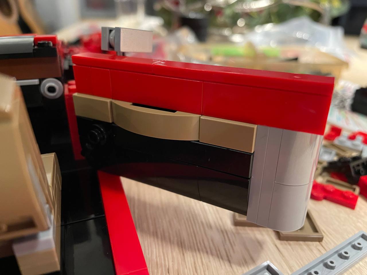 … selbst der ungewöhnliche Türöffnungsmechanismus ist da (hier schlecht zu sehen, weil schwarz auf schwarz).